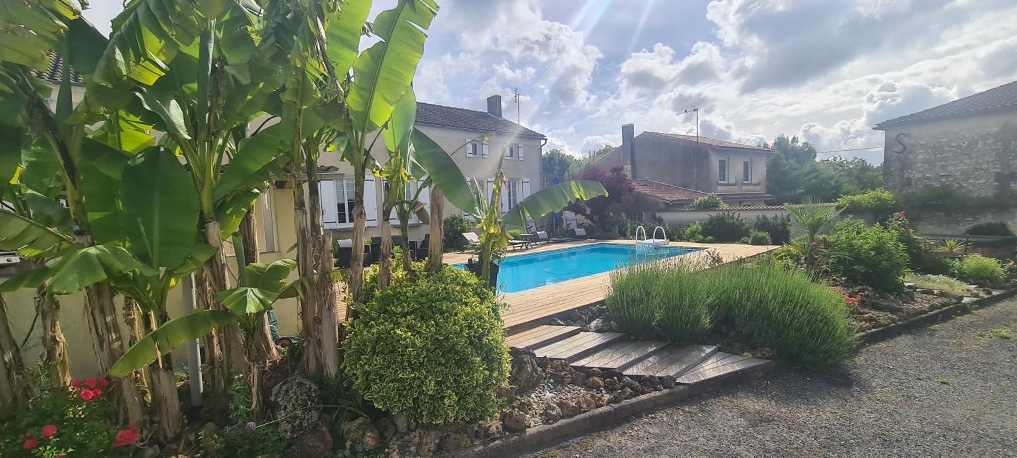Gites De 2 A 11 Personnes Au Domaine D'Usson Echebrune Luaran gambar