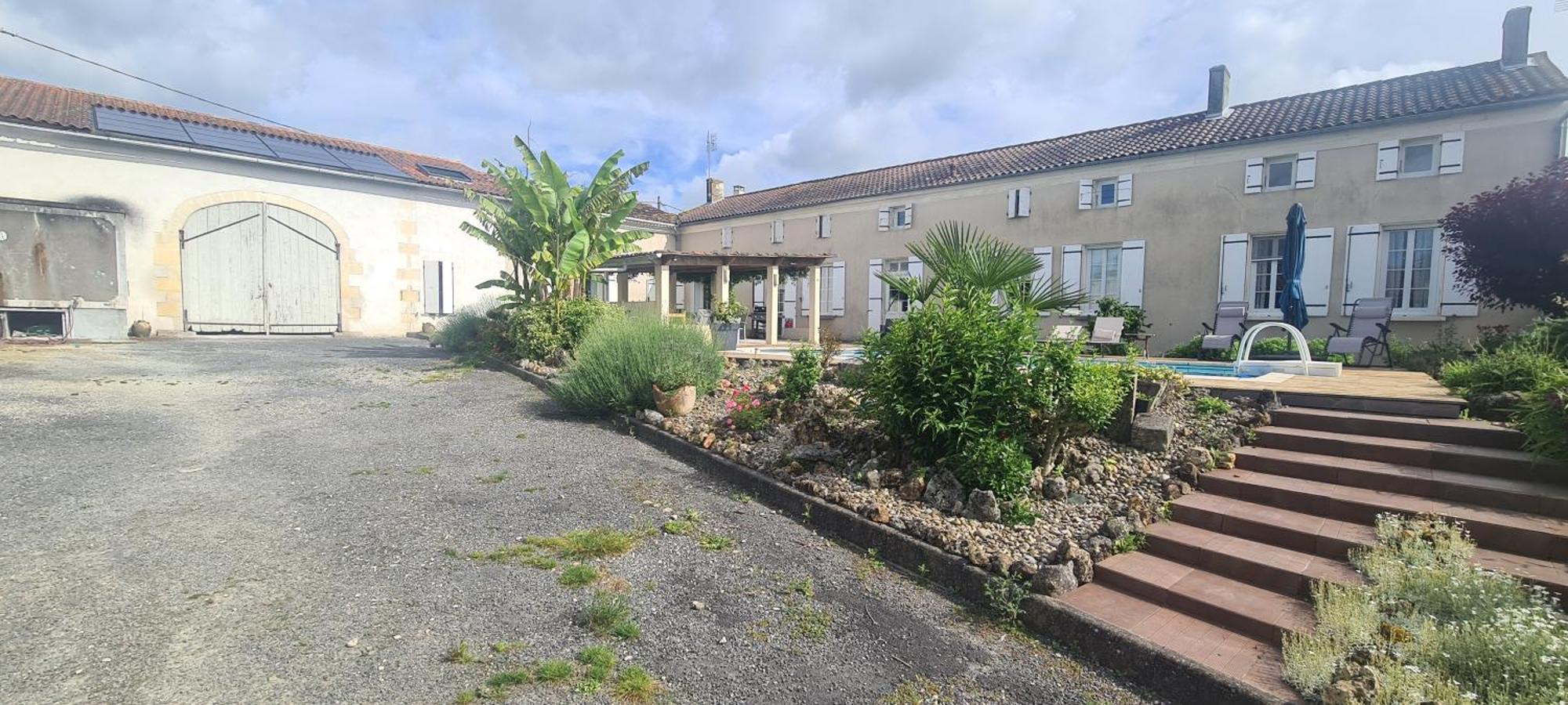 Gites De 2 A 11 Personnes Au Domaine D'Usson Echebrune Luaran gambar